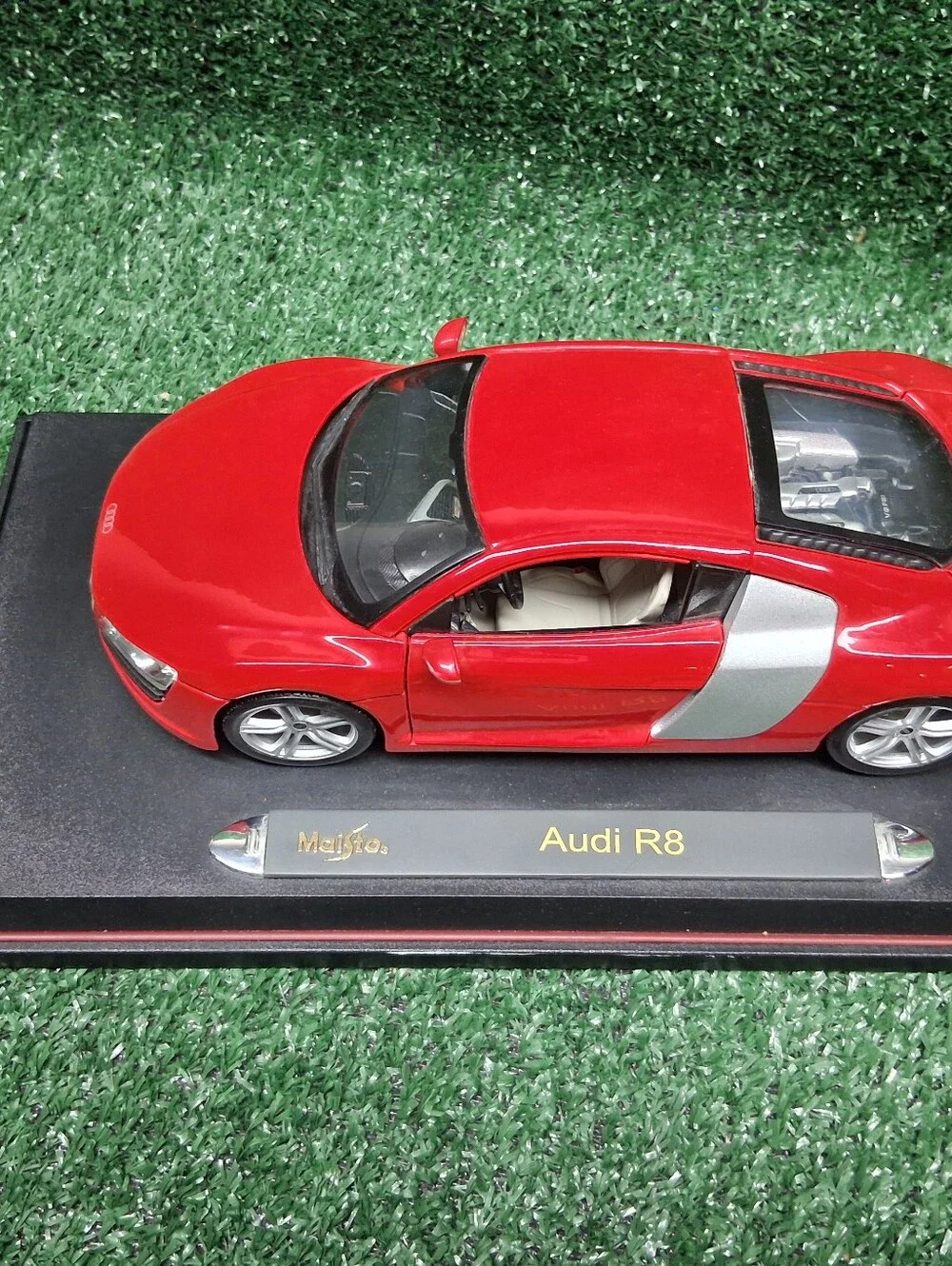 Maisto Audi R8 RED PREMIERE EDITION 1:18 Diecast